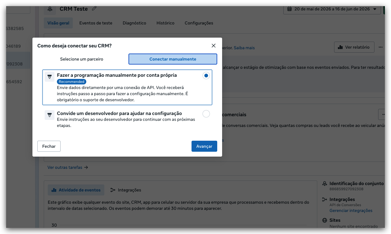 Janela 'Como deseja conectar seu CRM?' com a aba Conectar manualmente e a opção Fazer a programação manualmente por conta própria selecionada.