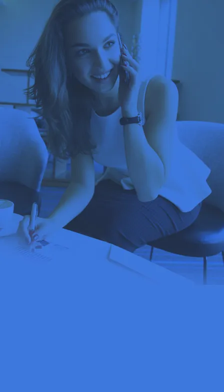 Corretora autônoma atendendo um cliente por telefone