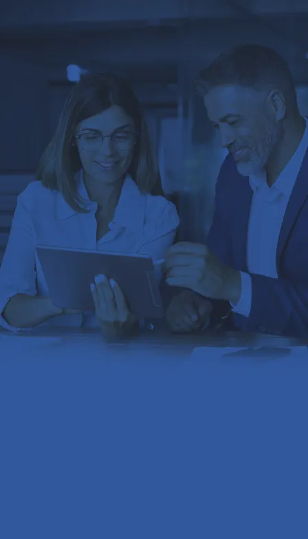 Dois líderes de mercado analisando resultados em um tablet