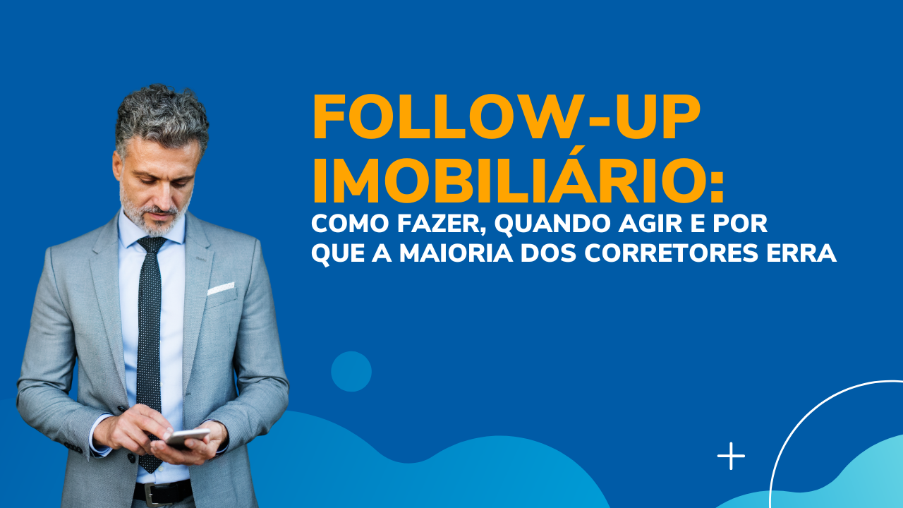 Corretor de imóveis fazendo follow-up imobiliário no celular com lista de leads organizada no aplicativo