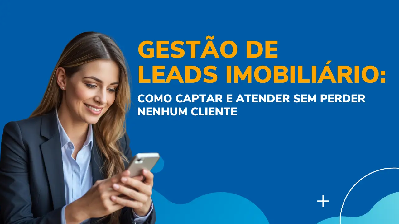 Corretora de imóveis usando app de gestão de leads imobiliário no celular