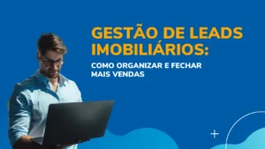 Corretor olhando para notebook analisando a Gestão de Leads Imobiliários.