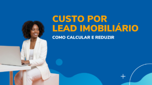 gestora analisando o custo por lead imobiliário no computador