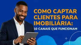 Como Captar Clientes para Imobiliária: corretor de imóveis usando tablet para verificar os novos lead captados no Imobilead