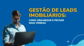 Corretor olhando para notebook analisando a Gestão de Leads Imobiliários.